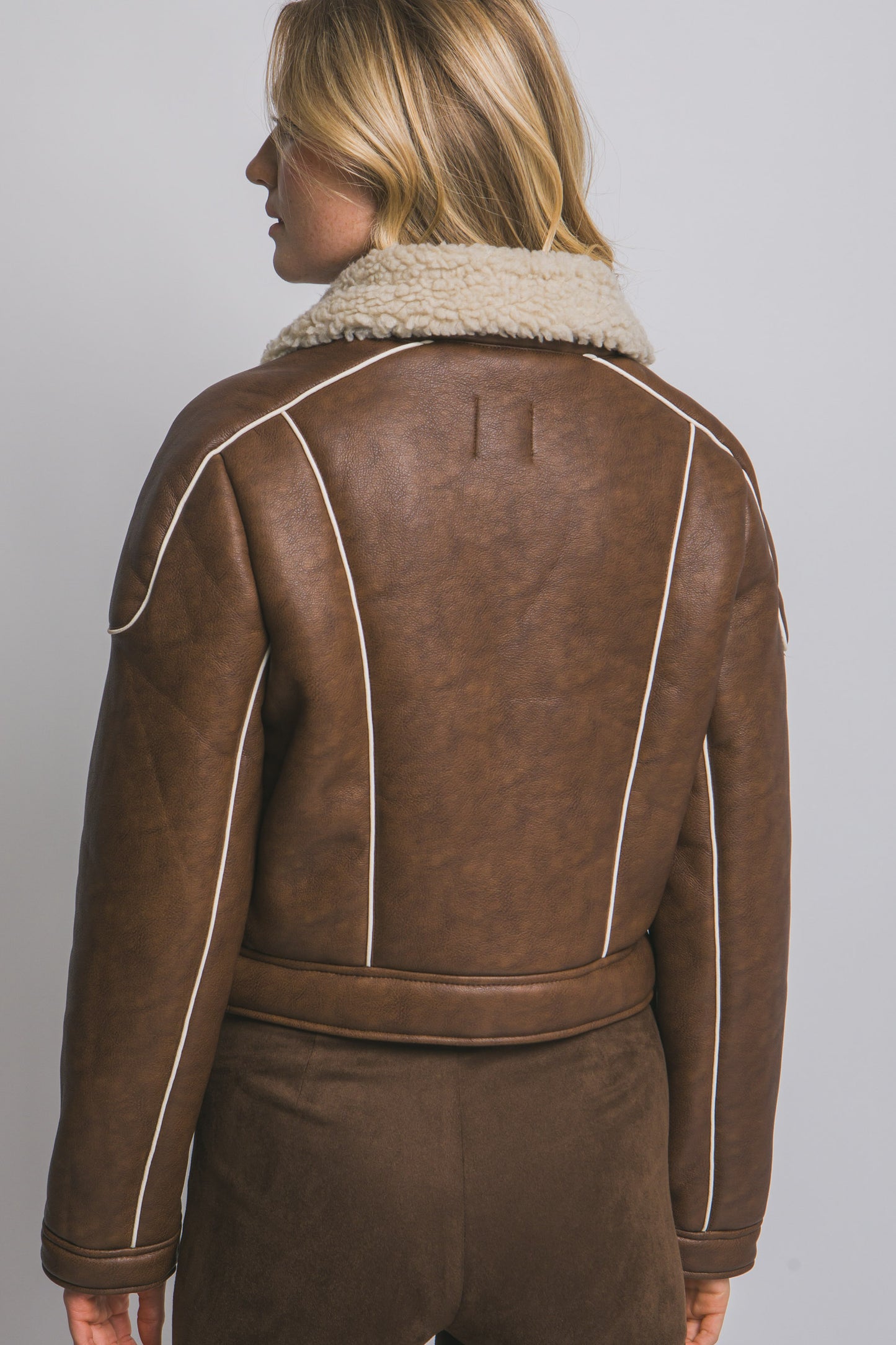 CHAQUETA DE PIEL SINTÉTICA CON BORREGA CAMEL