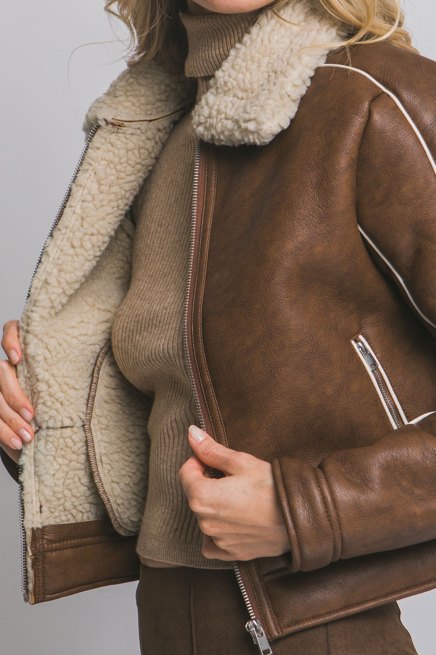 CHAQUETA DE PIEL SINTÉTICA CON BORREGA CAMEL