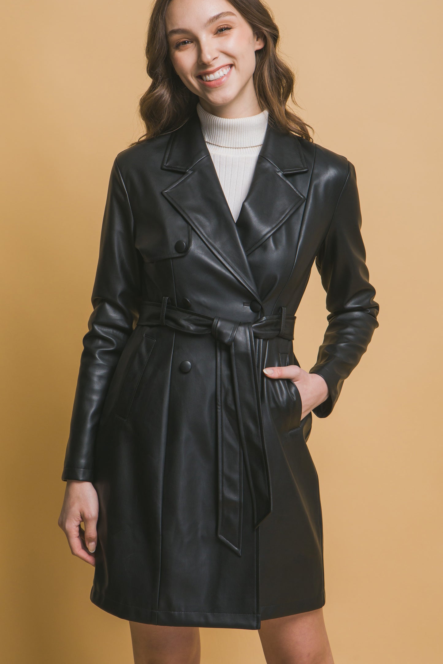 GABARDINA VINIPIEL NEGRA CON CINTO
