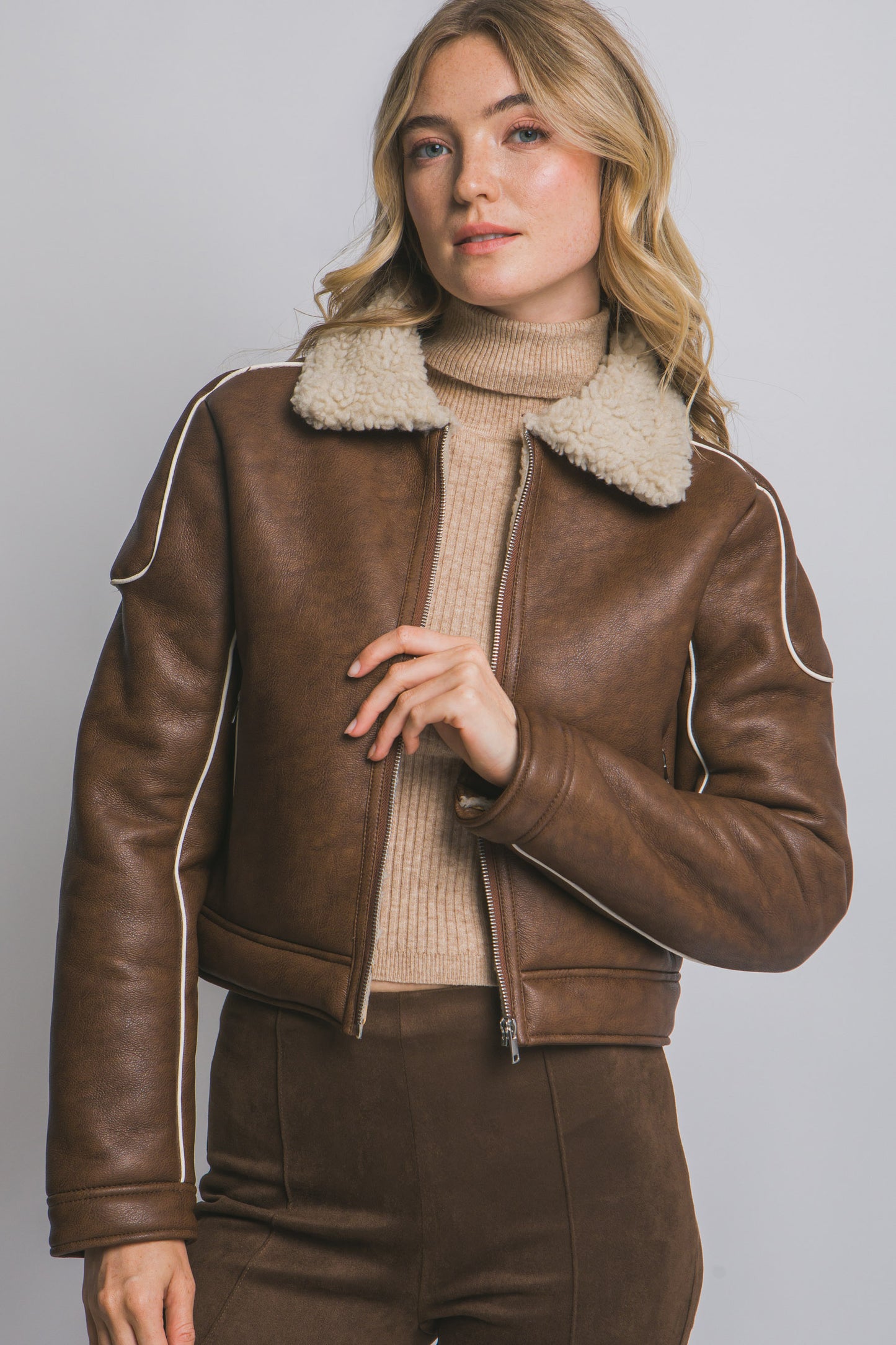 CHAQUETA DE PIEL SINTÉTICA CON BORREGA  CAMEL